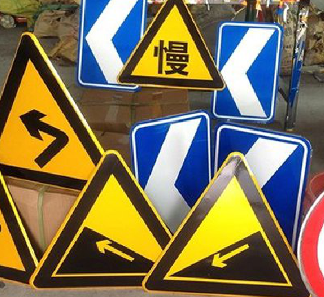 房县标识标牌中颜色的确定是很重要的。